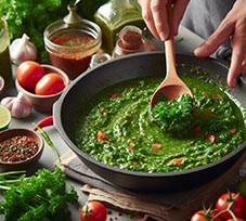 Una persona cocinando salsa verde con perejil